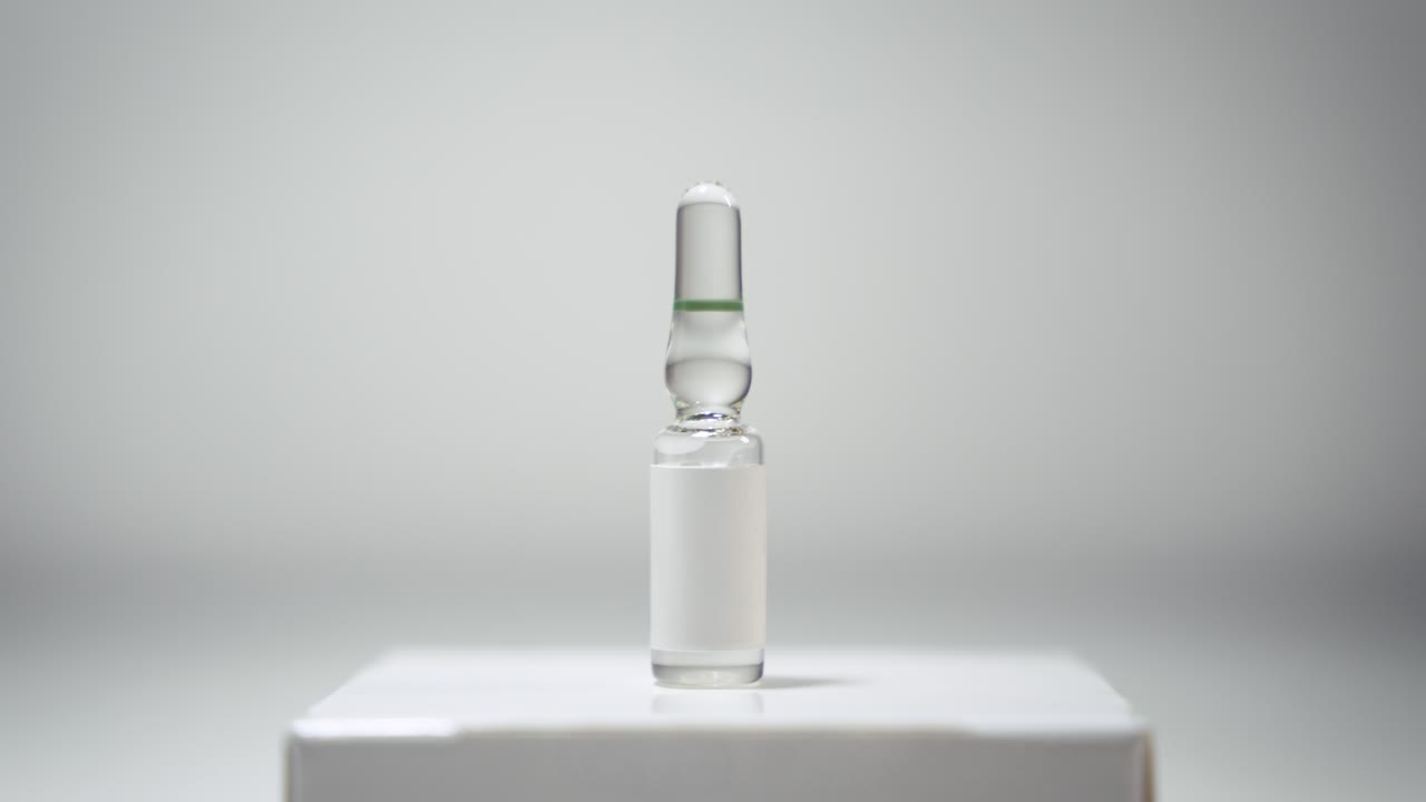 Puxada de foco revelando ampola de medicamento injetável, conceito de inovação em biotecnologia