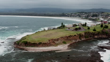 drohnen-aufnahmen in der nähe von gerroa headland zeigen mehr von der stadt an einem stürmischen tag an der südküste, nsw, australien