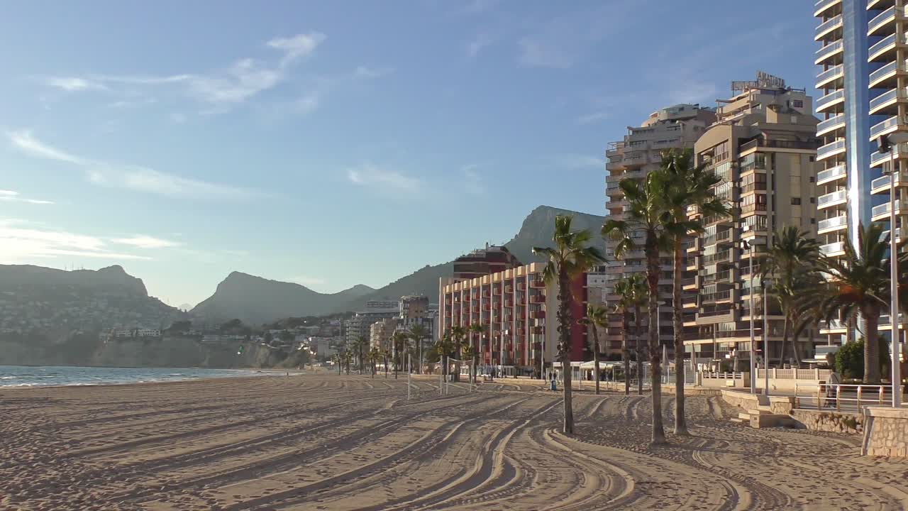Spiaggia di Calpe, Spagna, in un pomeriggio invernale soleggiato con hotel e lungomare