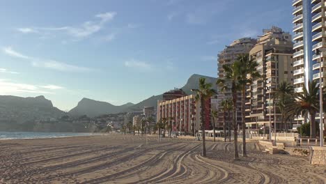 playa de calpe españa en una soleada tarde de invierno con hoteles y pasarela