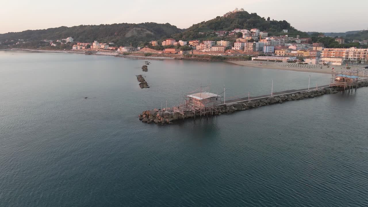 Veduta aerea del paesaggio di un trabucco, macchina da pesca tradizionale, sulla costa italiana, al tramonto