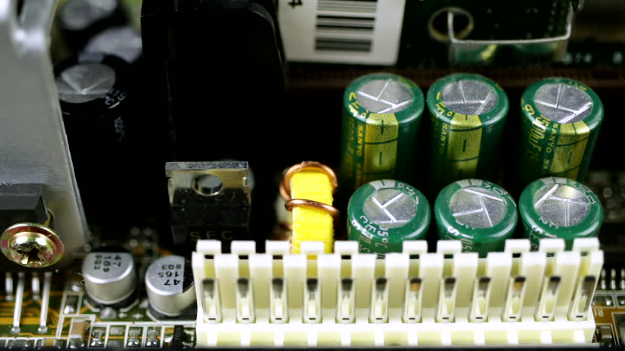 primer plano de los condensadores de una placa base