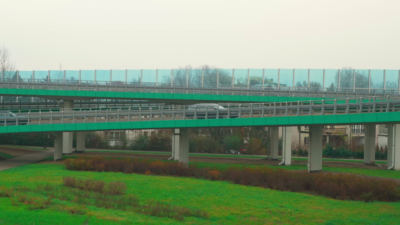 고속도로를 따라 자동차 교통