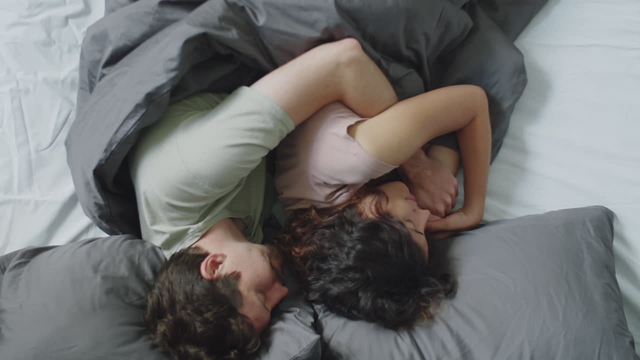 Pareja durmiendo en la cama