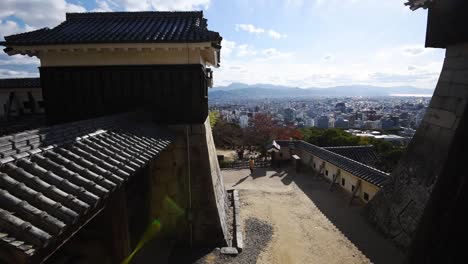 Vista-Desde-La-Torre-Del-Castillo-Sobre-El-Castillo-Y-La-Ciudad-De-Mastuyama