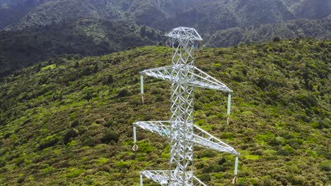 Poste-Eléctrico-De-Nueva-Construcción-En-Una-Zona-Montañosa-Remota-De-Nueva-Zelanda