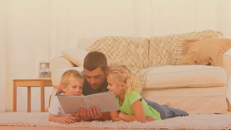 Hombre-Caucásico-Leyendo-Un-Libro-A-Su-Hijo-Y-A-Su-Hija-En-Casa