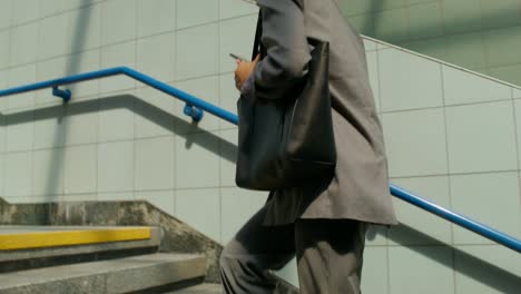 mujer caminando por las escaleras de la estación de metro