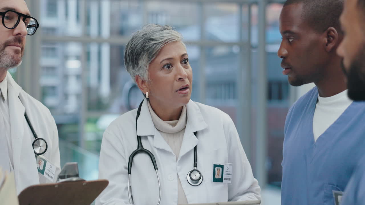 trabajo en equipo, tableta o médicos en discusión