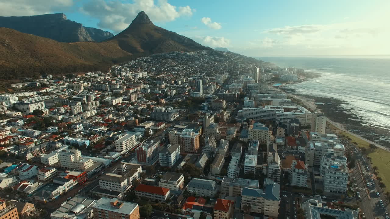 Bela cidade com belas montanhas