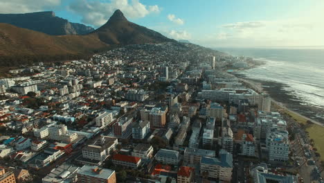 hermosa ciudad con hermosas montañas