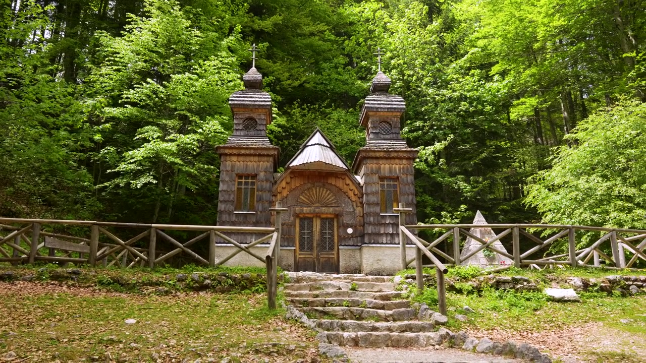 Историческая Русская часовня, окруженная альпийским лесом на перевале Вршич, Словения, — наследие, история и горное направление.