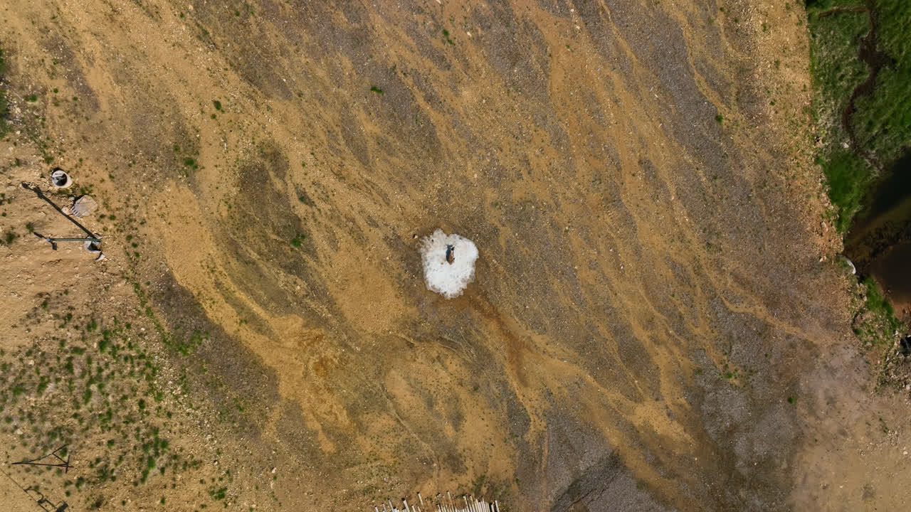 라플란드 의 여름 에 눈 어리 위 에 누워 있는 사 위 를 회전 하는 공중 사진