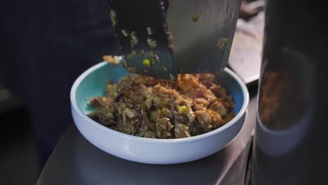 El-Chef-Transfiere-Un-Plato-Recién-Cocinado-A-Un-Tazón-Para-Servir