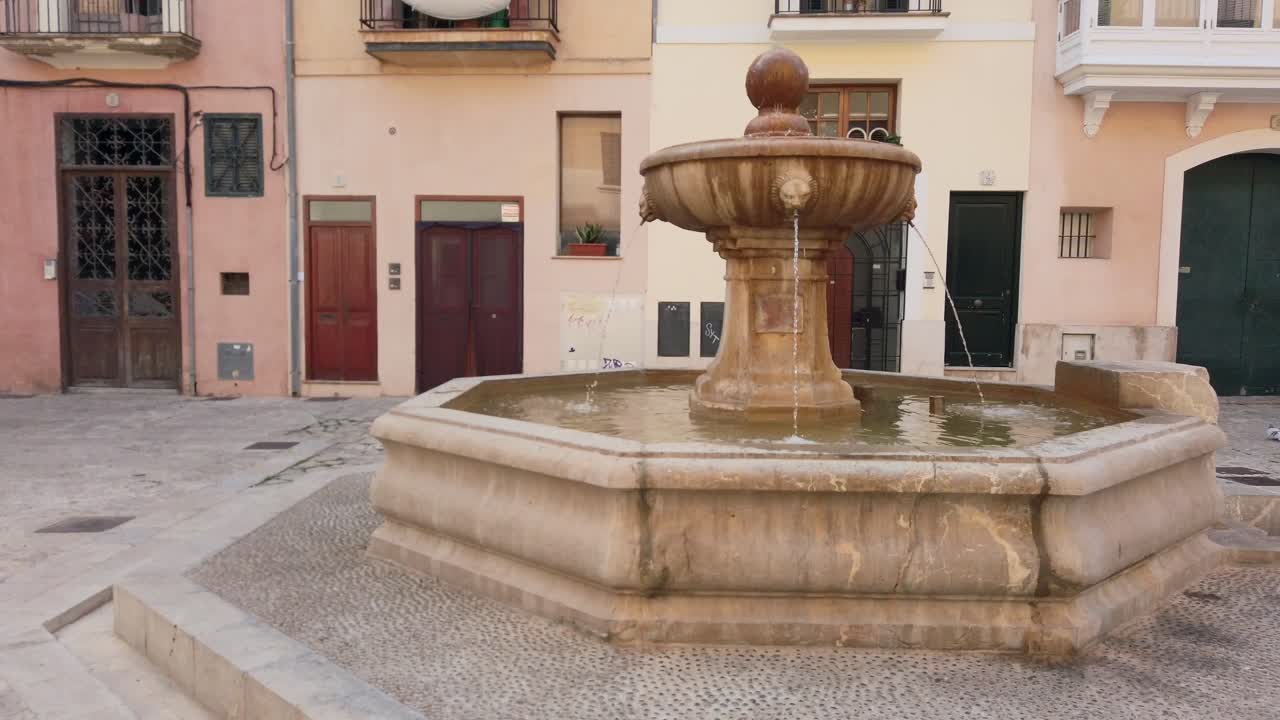 pintoresca plaza de palma de mallorca con su monumental fuente en el centro