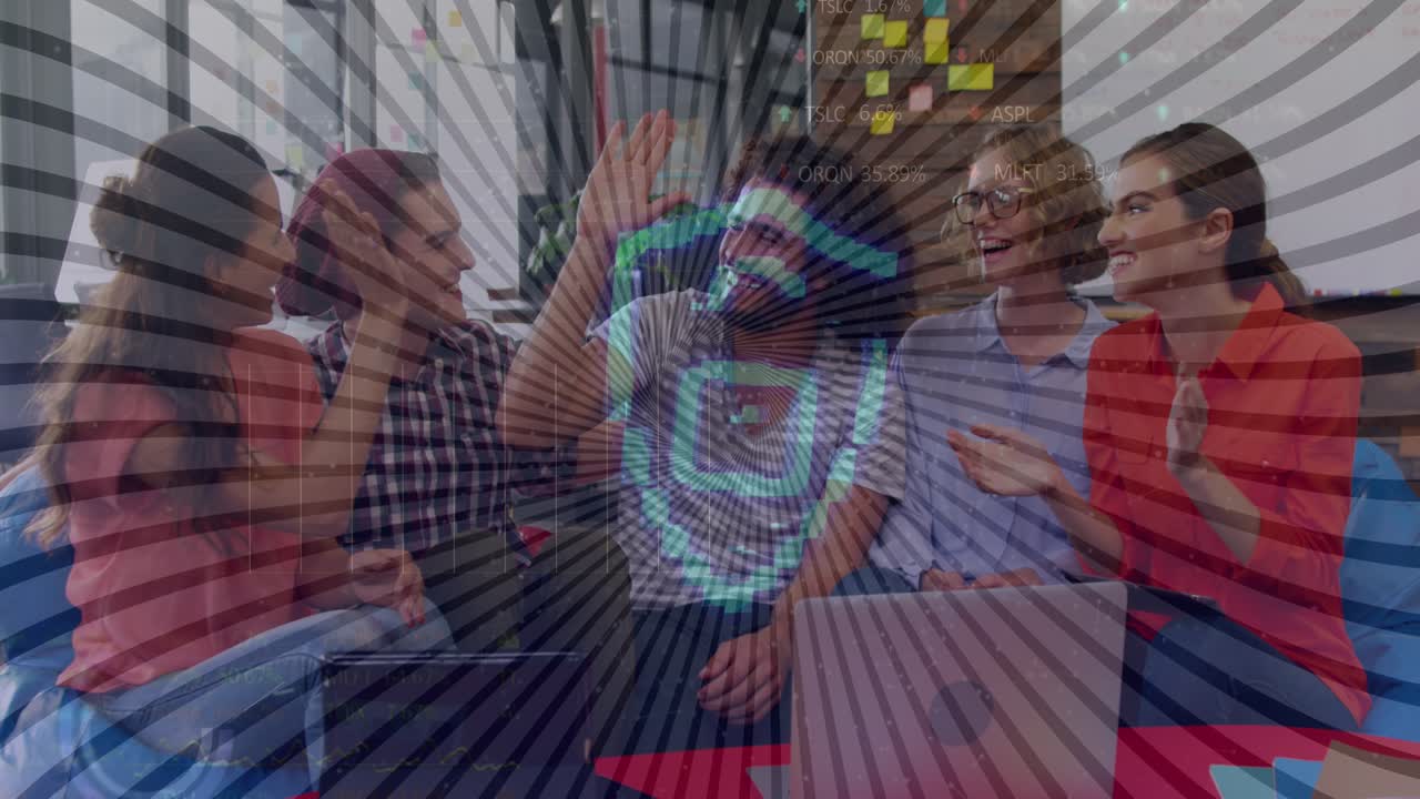 Animación de un escudo digital con candado sobre compañeros de trabajo diversos y felices, tanto hombres como mujeres