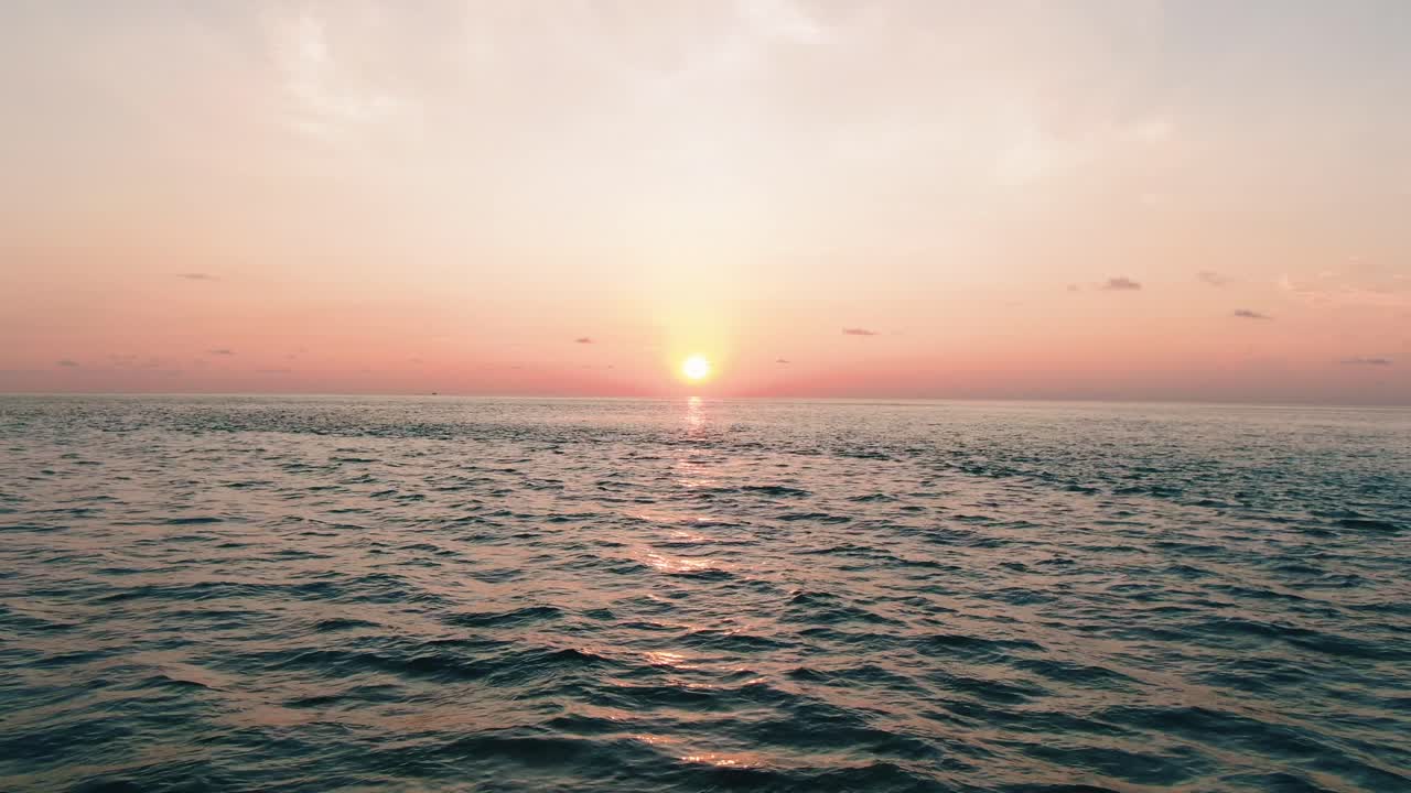 무인 항공기 비행 물 위에 몰디브 선셋 비치