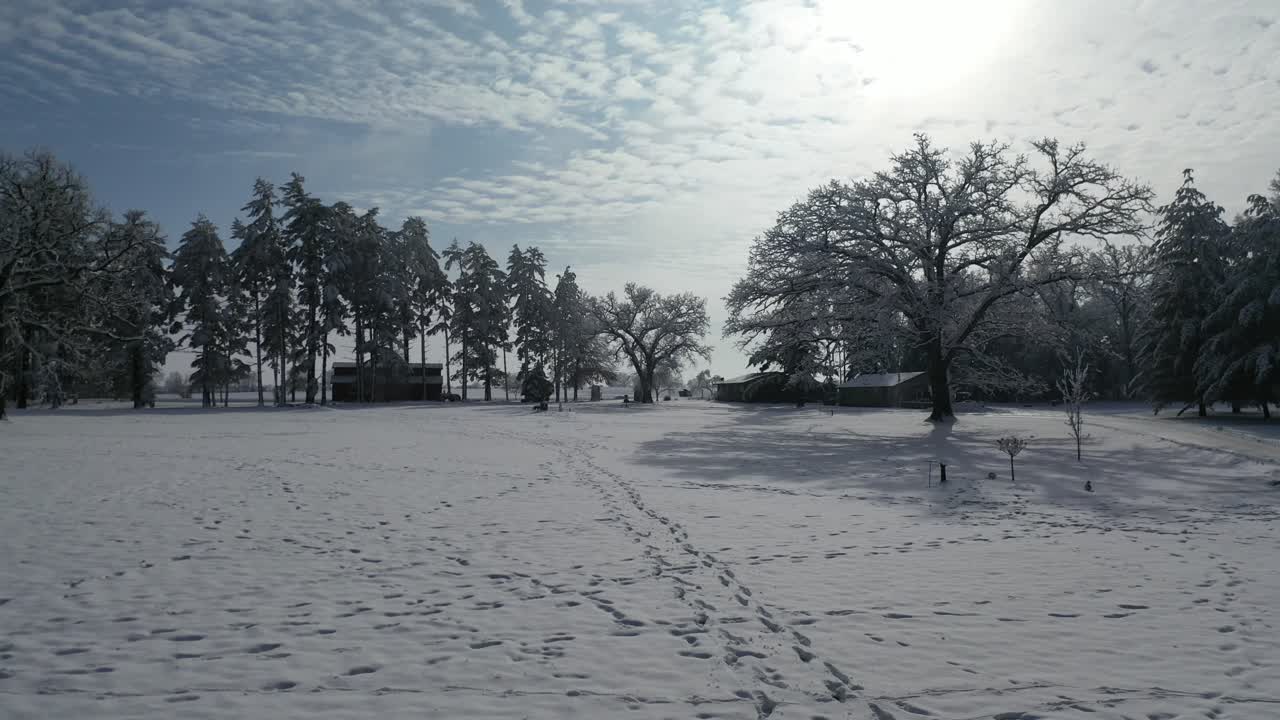 겨울에 호수 옆에 있는 여름 별장을 드러내고, 공중 상승