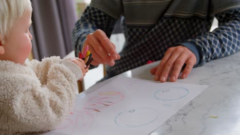 padre enseñando a su hija a dibujar en casa 4k