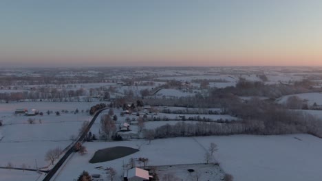 Diapositiva-Izquierda-Sobre-Un-Campo-Cubierto-De-Nieve-Antes-Del-Amanecer