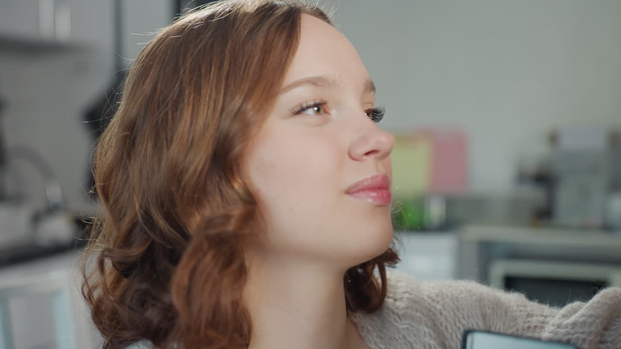 Artista bianco concentrato che scolpisce gli zigomi con un pennello, sfondo da studio, passaggi tecnici di contouring, angoli del profilo ravvicinati, tratti accurati ed espressione misurata, preparazione professionale