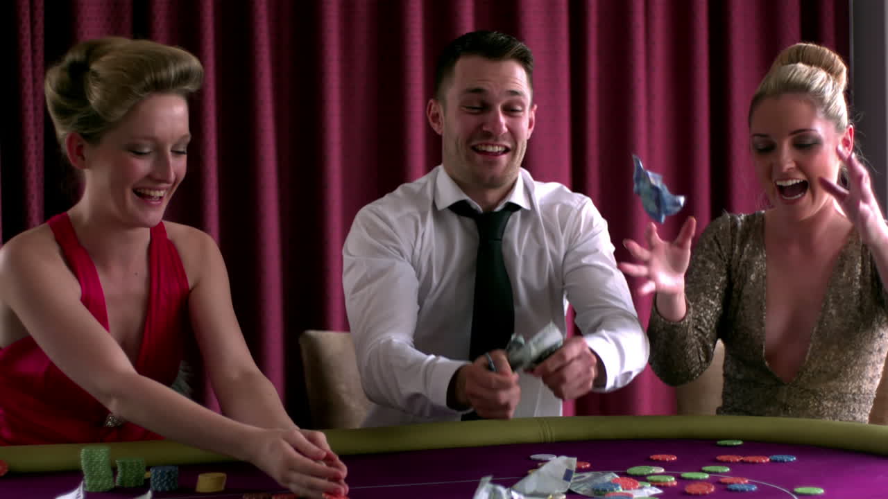 gente lanzando en el aire algunos chips