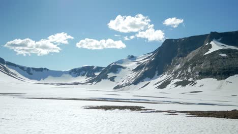 Schöne-Weiße-Berglandschaft-Von-Sylarna-In-Schweden---Weite-Pfanne