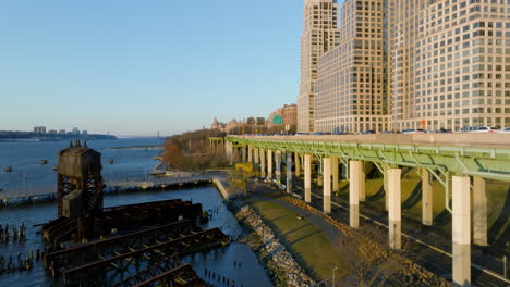 Vista-Aérea-Del-Sendero-Para-Bicicletas-Henry-Hudson-Y-La-Autopista-Joe-Dimaggio,-Amanecer-En-Nueva-York,-Estados-Unidos