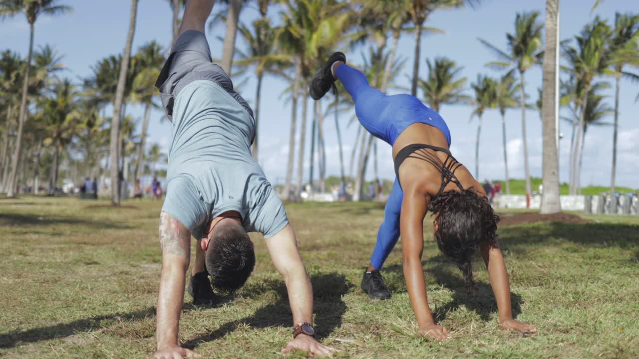 pareja deportiva entrenando a la luz del sol