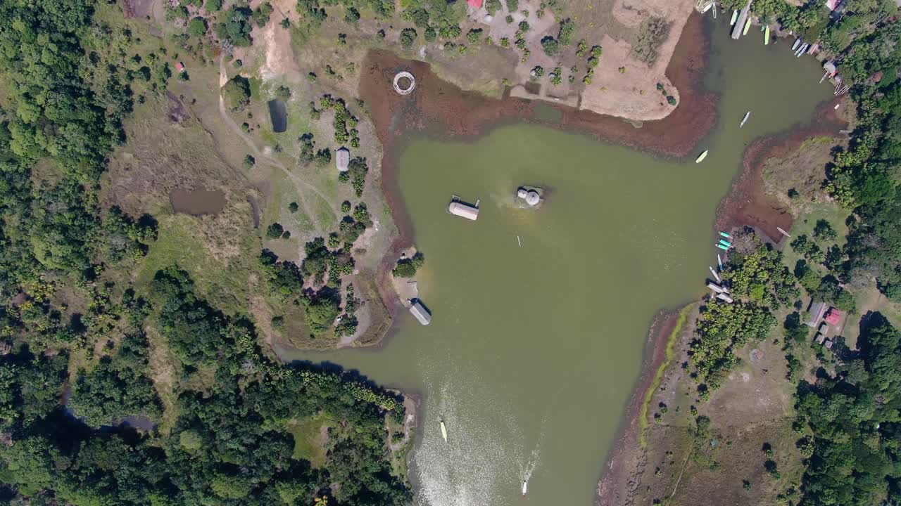 fascinante zoom circular de 4k que ofrece una gran vista panorámica del lago laguna de los milagros en la selva amazónica del perú, la ciudad de tingo maria