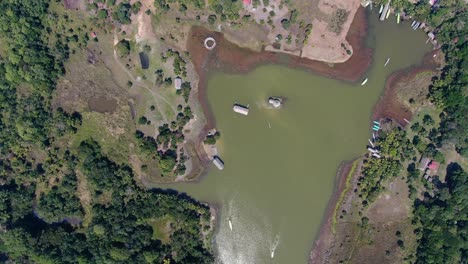 fascinante zoom circular de 4k que ofrece una gran vista panorámica del lago laguna de los milagros en la selva amazónica del perú, la ciudad de tingo maria