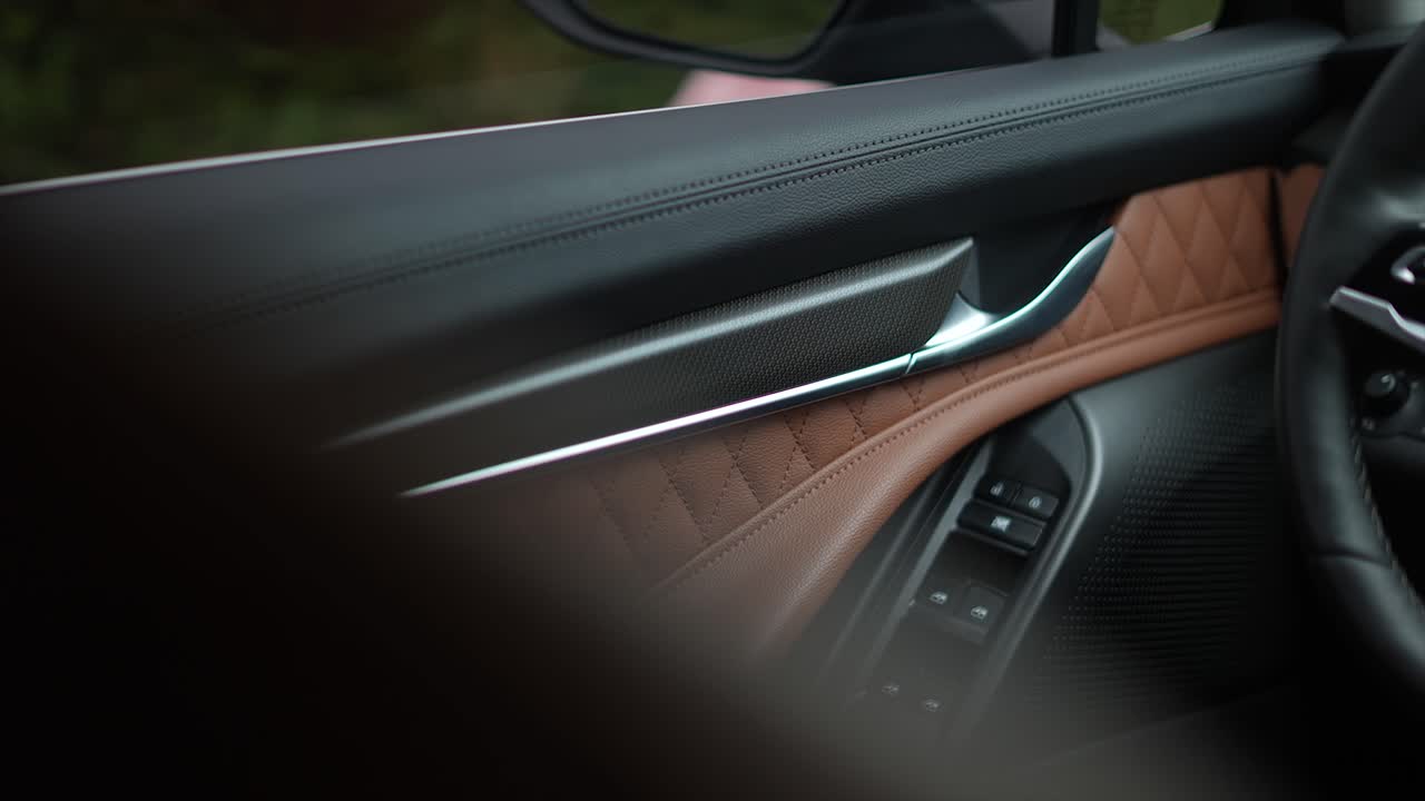 современный автомобильный интерьер, кожаный интерьер, современная автомобильная дверь