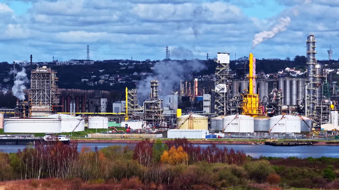 Una refinería industrial con chimeneas y tanques en Le Havre, Francia - Toma aérea de dron