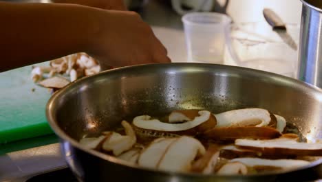 cocinera preparando comida en la cocina 4k