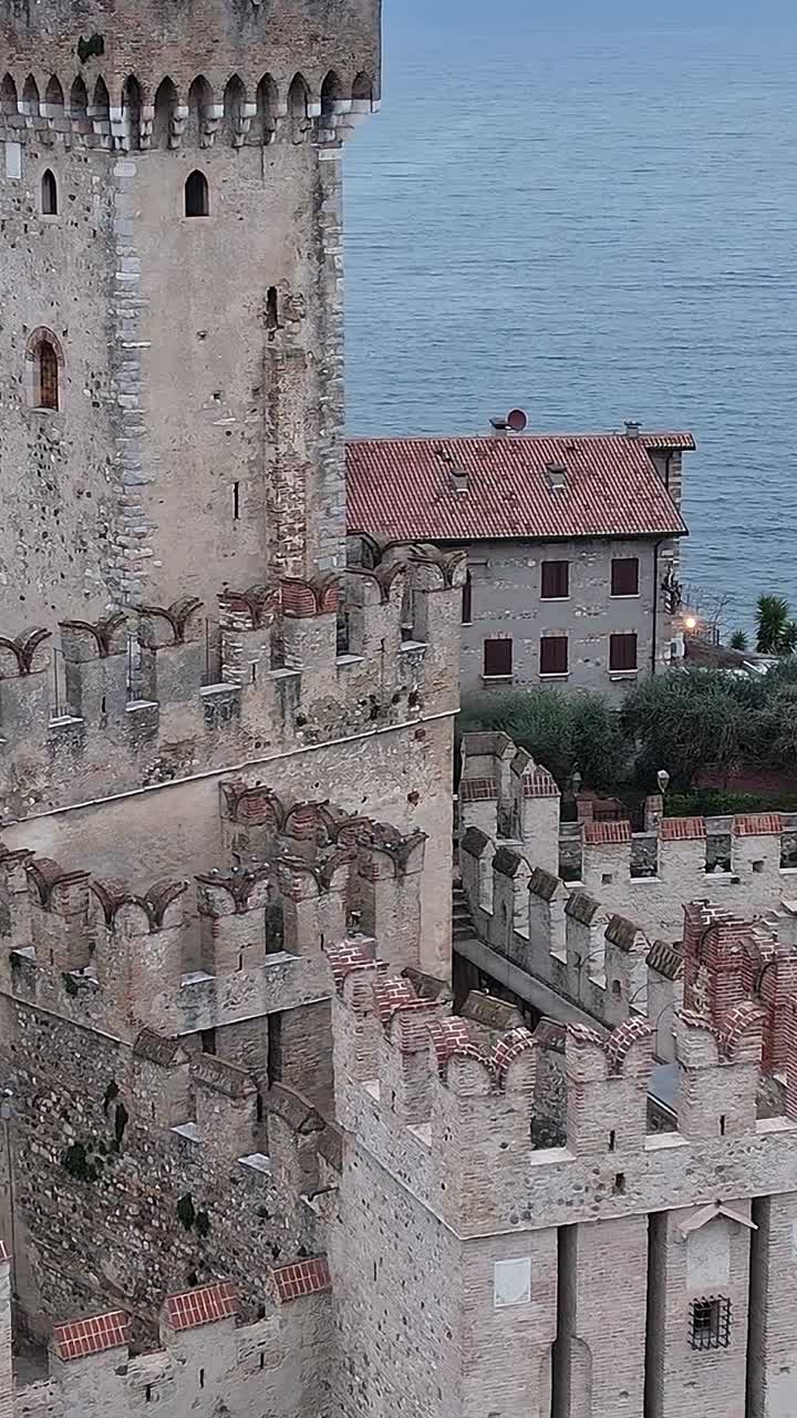 Visita allo storico castello sulle sponde del Lago di Garda, in Italia, Europa