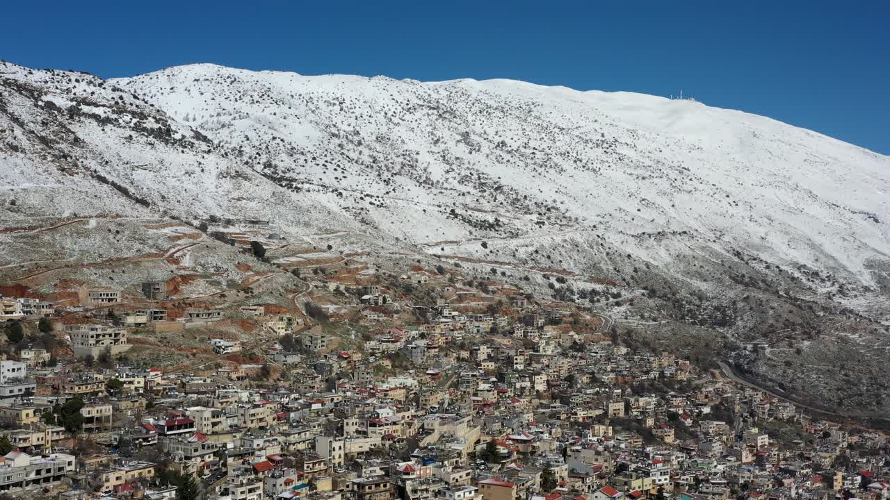 눈 덮인 산 마을