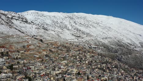 pueblo de montaña nevado