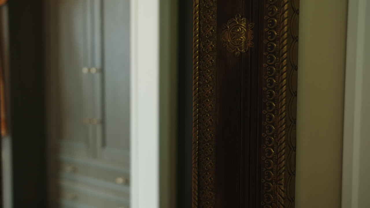 espejo ornamental con marco de oro