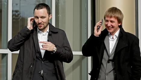 zakenlieden bellen via mobiele telefoon. gelukkig en glimlachend