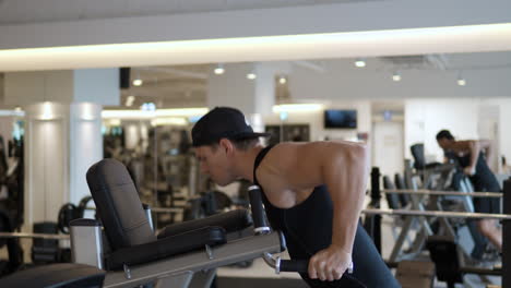 Varón-Joven-Haciendo-Inmersiones-Para-El-Entrenamiento-Muscular-Del-Pecho-Tricep-En-El-Gimnasio---Vista-De-Perfil-A-Cámara-Lenta