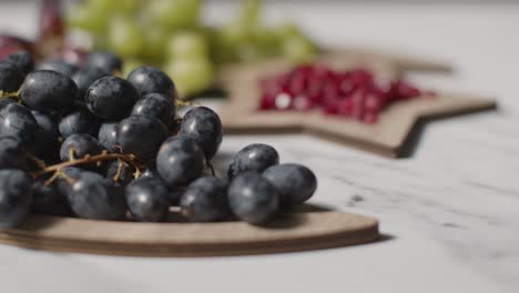 primer plano de uvas rojas y verdes con semillas de granada celebrando el festival musulmán del eid