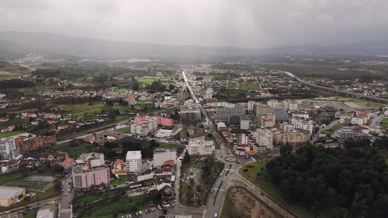 Veduta aerea con drone delle strade della città di Valença, della rotonda e dei condomini in Portogallo.