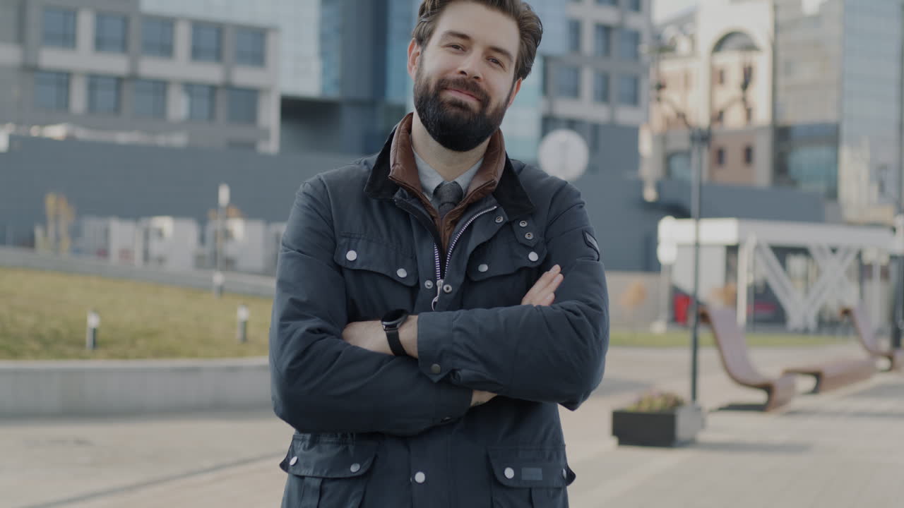 hombre de negocios sonriente en la ciudad