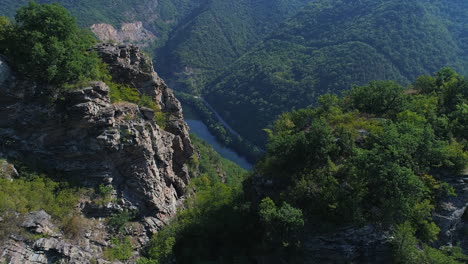 Una-Vista-Desde-Lo-Alto-Al-Cauce-Del-Rio