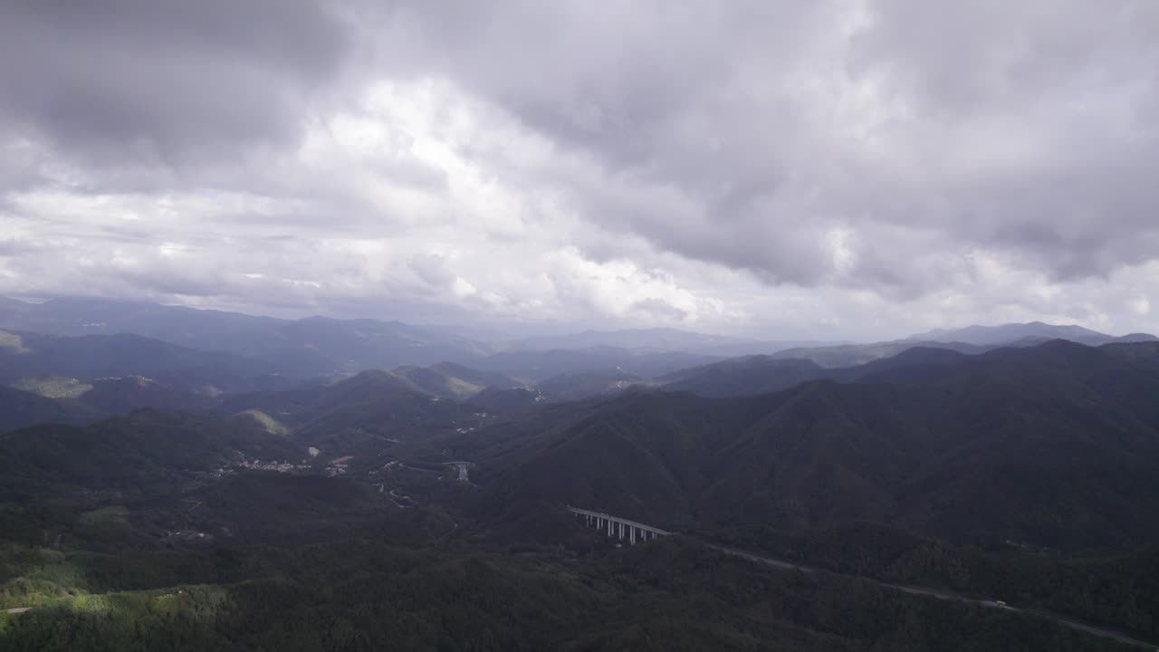 fascinante toma de video volando sobre el puente del paso de bracco en italia y sus alrededores