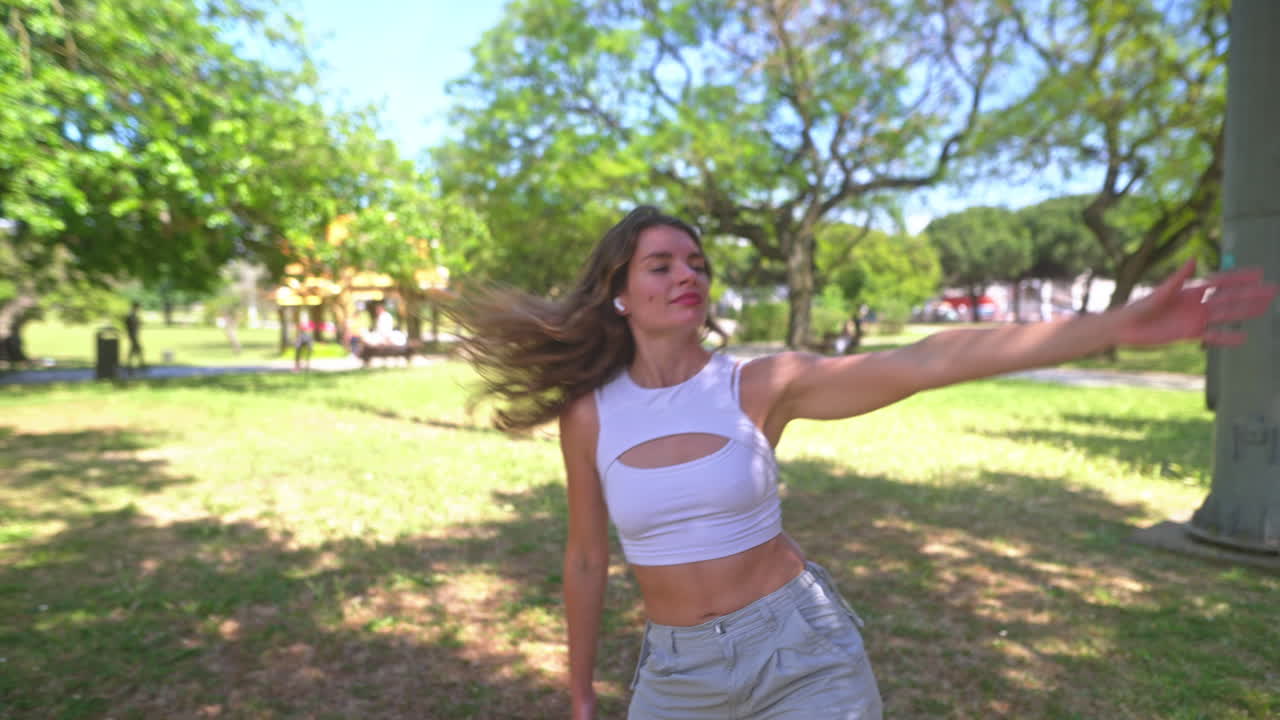 Mujer bailando en un parque