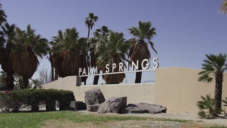 palm springs zeichen an einem sonnigen tag