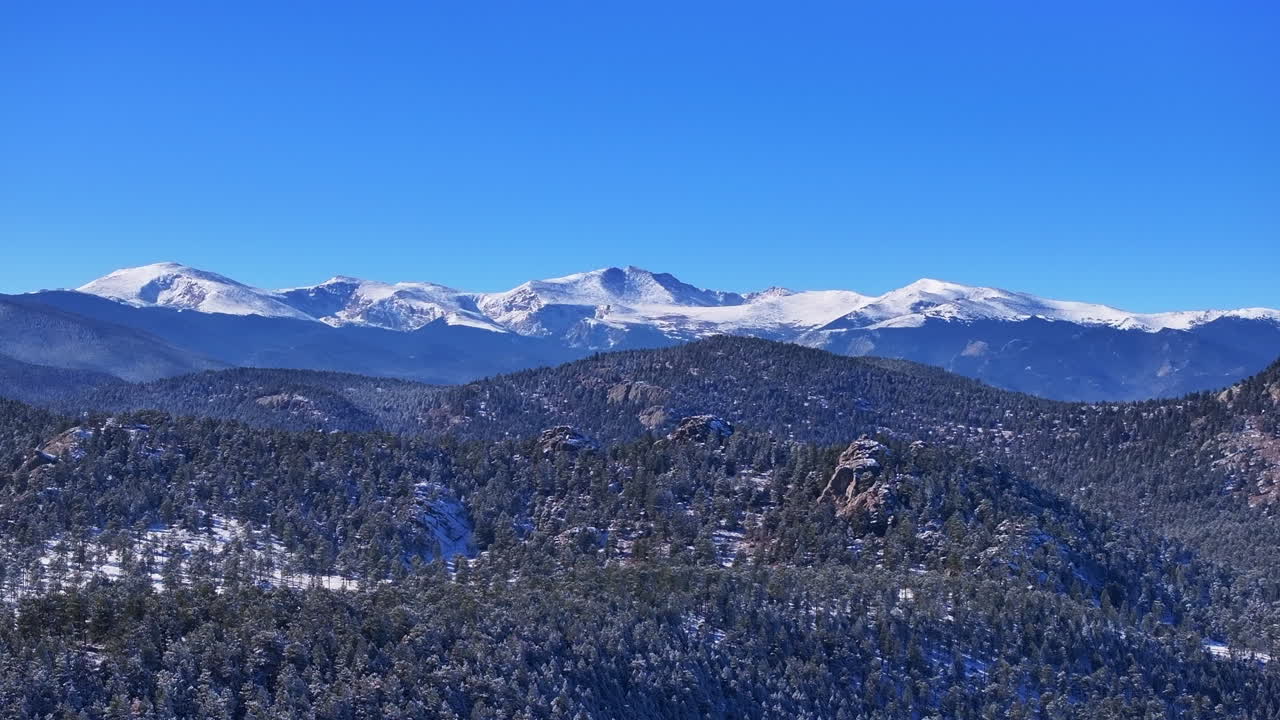 navidad primera nieve de hoja perenne tres hermanas frente rango denver monte cielo azul evans aéreo cinematográfico dron crujiente congelación fría mañana hermoso cielo azul pinos helados movimiento hacia arriba