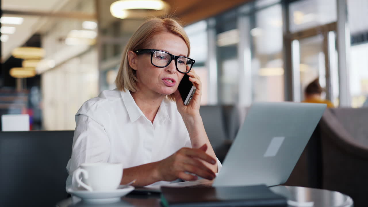 деловая женщина, работающая в кафе.