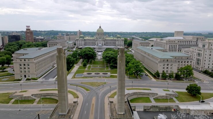 Edificio del Campidoglio dello stato della Pennsylvania con video drone che si muove lentamente da destra a sinistra